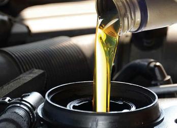 Моторное масло играет важную роль в работе двигателя, стоит ли менять раньше положенного срока?